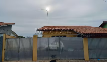 Casa à venda em Bragança Paulista com 3 dormitórios, sendo 1 suíte e garagem com 10 vagas.
