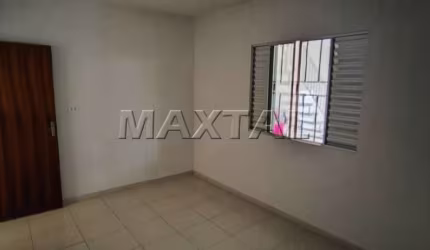 Casa térrea em Carandiru, com 1 dormitório, sala, cozinha, banheiro e lavanderia.