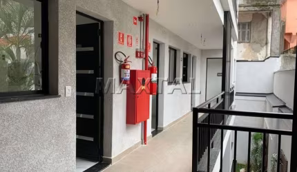 Apartamento novo de 1 dormitório na cobertura de 33m² em condomínio fechado, com quintal privativo.