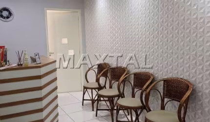 Sala comercial na Água Fria, com ampla sala, dois banheiros e vaga coberta de estacionamento.
