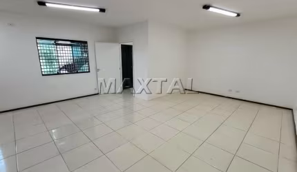 Sala na região comercial da Água Fria, 58m² toda em piso frio, 2 banheiros.