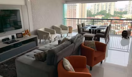 Apartamento de 93m², com 2 dormitórios sendo ambos suítes, 2 vagas e varanda, em Santana.