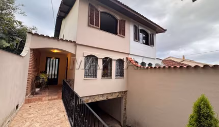 Sobrado à venda na Vila Irmãos Arnoni, com 3 dormitórios, sendo 1 suíte e com 4 vagas.