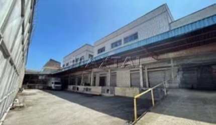 Galpão com 3.600m² na região da Casa verde, estacionamento para caminhões e  dois amplos salões .