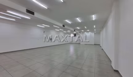 Loja comercial em Santana para alugar, ou venda, com 232 m², com 2 banheiros e porta de aço.