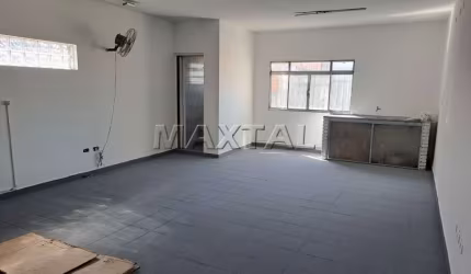 Sala comercial para locação de 60m², com banheiro individual. a 100 metros da Av. Engenheiro.