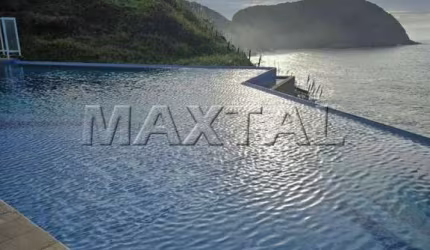 Apartamento dúplex com 80m², 2 suítes e 2 vagas de garagem demarcadas.