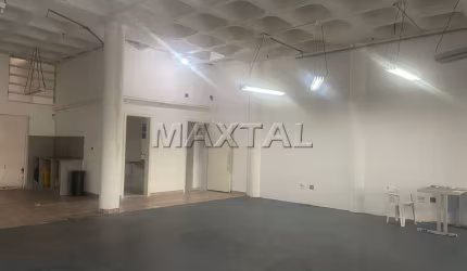 Galpão para alugar com 3 andares, 4 banheiros, reformado, 1400m² na região de Santana.