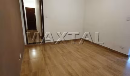 Apartamento na General Ataliba Leonel, 2 quartos, área de serviço, quintal, no térreo.
