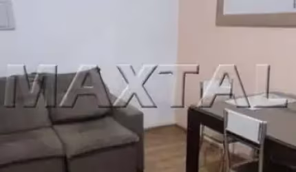 Apartamento no Jardim São Paulo com dois quartos, cozinha, sala e área de serviço.