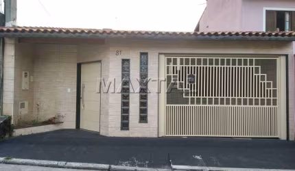 Casa à venda com 2 Dormitórios, sendo 1 suíte, 1 sala de estar, cozinha, quintal com churrasqueira.
