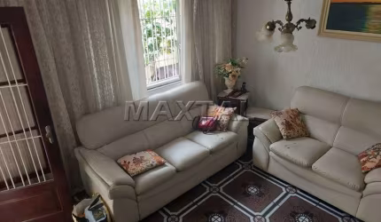 Sobrado para locação com 120m², 2 dormitórios, sala ampla, cozinha, quintal e 2 vagas.