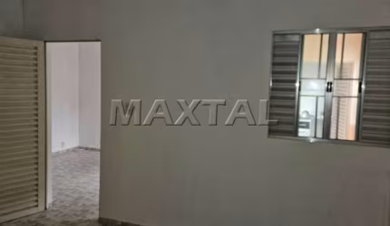 Casa de fundos para locação de 70m², com 2 quartos e vaga na Vila Romero.
