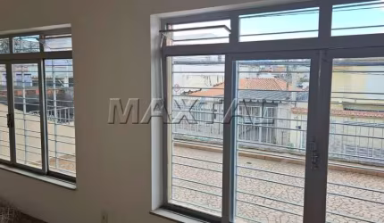 Casa para locação de 120m², com 3 quartos, vaga e sacada, na Vila Romero.