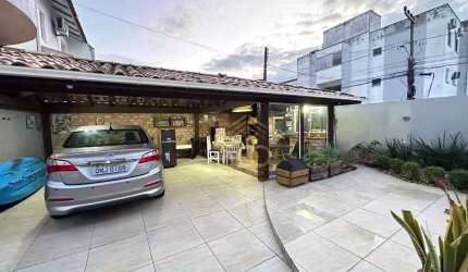 Casa Geminada 03 dormitórios, com suíte no bairro Ipiranga em São José