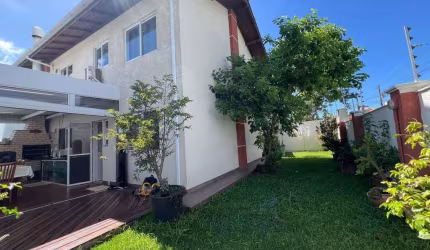 Apartamento 02 dormitórios com amplo quintal, IPIRANGA São José SC