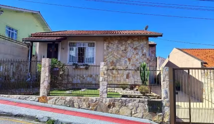Casa Familiar e de Material, Financiável, 5 Dormitorios (1 é suite) com Piscina no Bairro Bela Vista/Sao Jose - SC!!!