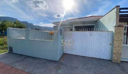 Casa Semi-Mobiliada á Venda no Bairro Fundos em Biguaçu