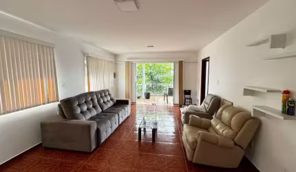 Casa ampla no Bairro das Nações