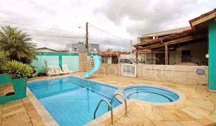 CASA à venda com piscina e 3 quartos em Peruíbe, no bairro Jardim Veneza