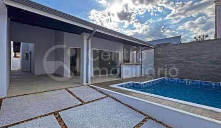 CASA à venda com piscina e 3 quartos em Peruíbe, no bairro Parque Balneario Oasis