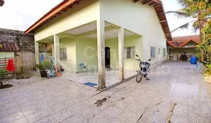 CASA à venda com 3 quartos em Peruíbe, no bairro Jardim Somar