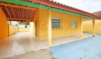 CASA à venda com 2 quartos em Peruíbe, no bairro Jardim Veneza