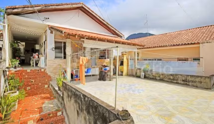 CASA à venda com 2 quartos em Peruíbe, no bairro Centro