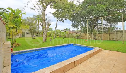 CASA à venda com piscina e 4 quartos em Peruíbe, no bairro Leão Novaes