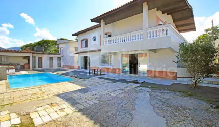 CASA à venda com piscina e 4 quartos em Peruíbe, no bairro Centro