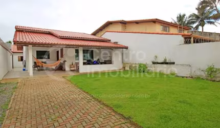 CASA à venda com 2 quartos em Peruíbe, no bairro Maria H Novaes