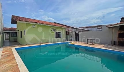 CASA à venda com piscina e 3 quartos em Peruíbe, no bairro Cidade Nova Peruíbe