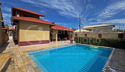 CASA à venda com piscina e 3 quartos em Peruíbe, no bairro Parque Balneario Oasis