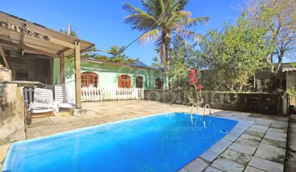 CASA à venda com piscina e 3 quartos em Peruíbe, no bairro Jardim Veneza