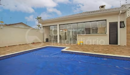 CASA à venda com piscina e 3 quartos em Peruíbe, no bairro Jardim Marcia