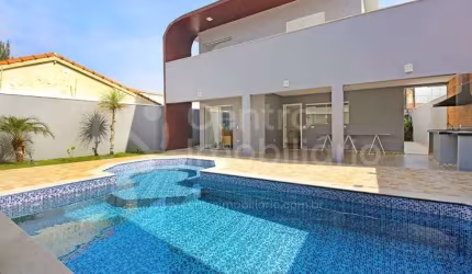 CASA à venda com piscina e 4 quartos em Peruíbe, no bairro Balneario Arpoador
