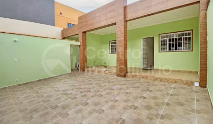 CASA à venda com piscina e 2 quartos em Peruíbe, no bairro Centro