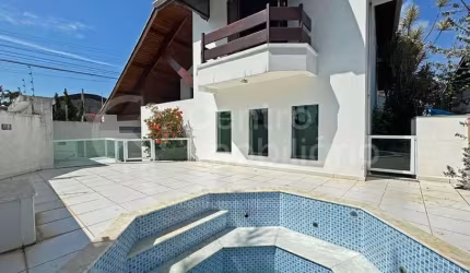 CASA à venda com piscina e 4 quartos em Peruíbe, no bairro Centro
