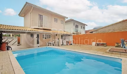 CASA à venda com piscina e 3 quartos em Peruíbe, no bairro Jardim Peruibe