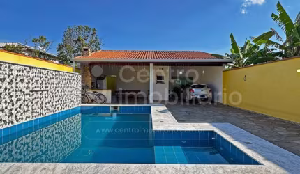 CASA à venda com piscina e 3 quartos em Peruíbe, no bairro Maria H Novaes