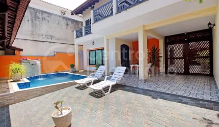 CASA à venda com piscina e 4 quartos em Peruíbe, no bairro Balneario Sao Joao Batista
