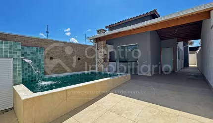 CASA à venda com piscina e 2 quartos em Peruíbe, no bairro Flora Rica
