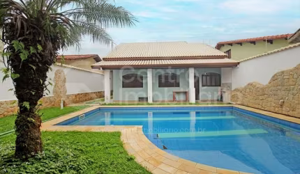 CASA à venda com piscina e 4 quartos em Peruíbe, no bairro Maria H Novaes