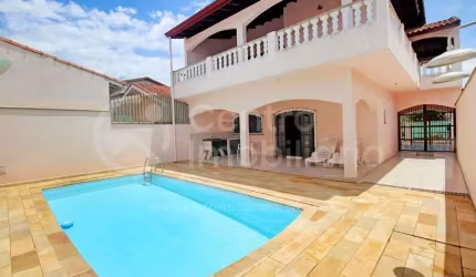 CASA à venda com piscina e 2 quartos em Peruíbe, no bairro Jardim Três Marias