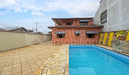 CASA à venda com piscina e 3 quartos em Peruíbe, no bairro Maria H Novaes