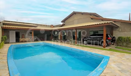 CASA à venda com piscina e 4 quartos em Peruíbe, no bairro Balneario Florida