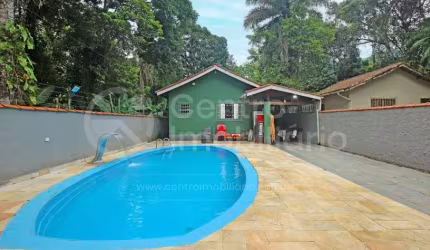 CASA à venda com piscina e 2 quartos em Peruíbe, no bairro Quinta do Guarau