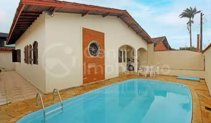CASA à venda com piscina e 3 quartos em Peruíbe, no bairro Parque Turistico