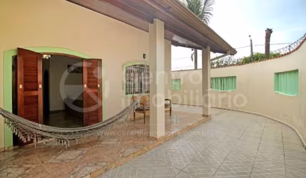 CASA à venda com 3 quartos em Peruíbe, no bairro Jardim Marcia