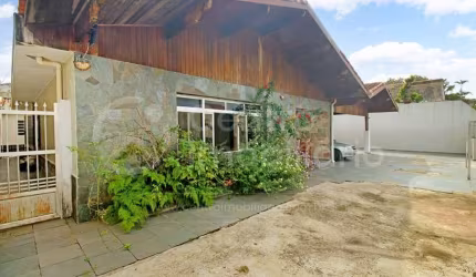 CASA à venda com piscina e 4 quartos em Peruíbe, no bairro Centro